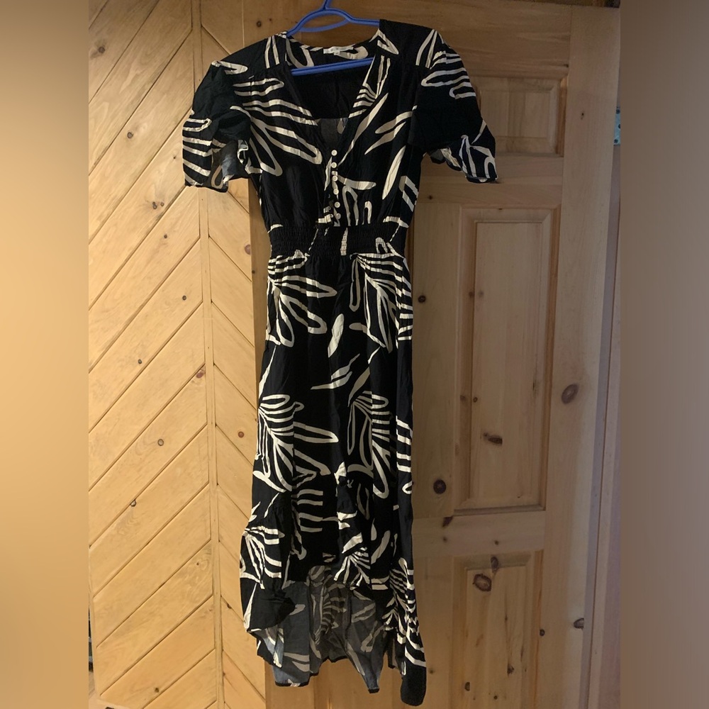 Beautiful flowy dress. Worn once -excellent condition.